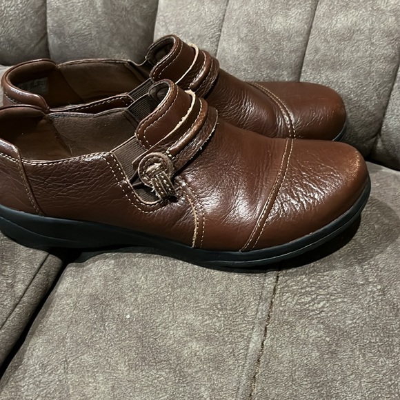 Brown 7.5 wide shoes slip-ons collection by Clark’s. Elastic sides - Picture 8 of 11